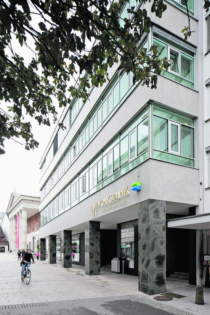 In der Riedgasse liegt der Selbstbedienungsbereich der Bank, der täglich 24 Stunden geöffnet ist und auch einen Bankomaten für Nicht-Kunden bereitstellt.