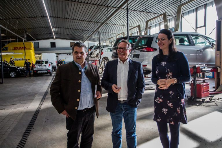 In der Werkstatt des Autohauses herrscht Hochbetrieb.