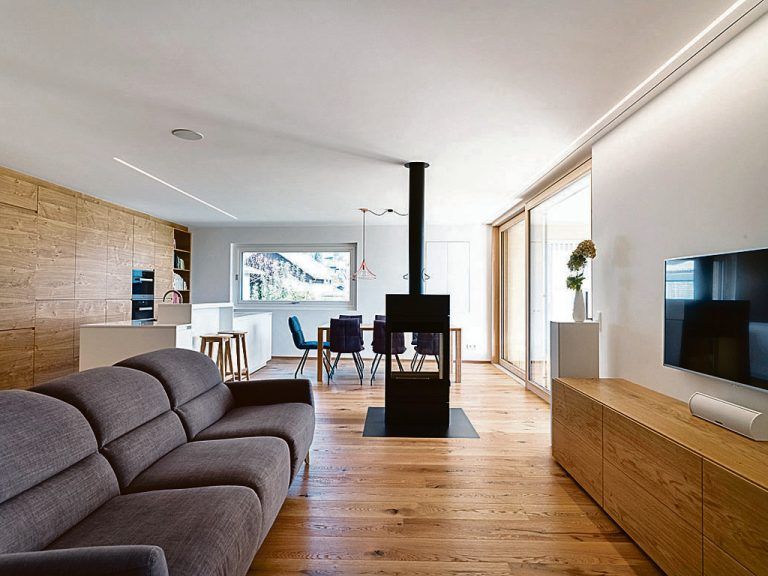 In die Decke eingelassene, sparsam mit LED bestückte zarte Lichtbänder sorgen im ganzen Haus für eine angenehme Basisbeleuchtung. Die Möbel wurden zum größten Teil nach den Plänen der Architekten von einem Tischler in Eiche maßgeschneidert.