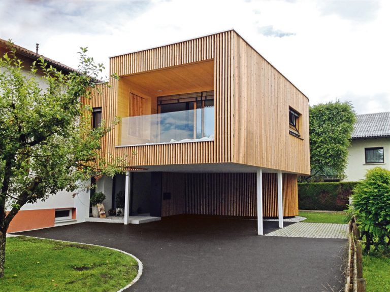 In Traufenhöhe ist der neue Trakt an das in den 1960er-Jahren gebaute Elternhaus von Ricarda Mayr angedockt. Das weit auskragende Obergeschoß steht auf drei schlanken Stelzen. Richtung Süden geöffnet durch eine Loggia mit gläserner Brüstung.
