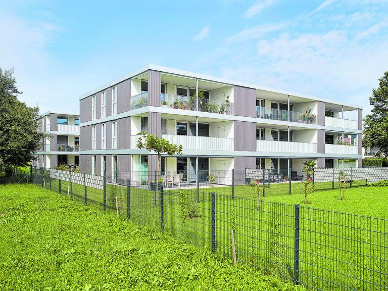 In Wohnanlagen können sich Nachbarn um die urlaubsbedingt leere Wohnung kümmern.