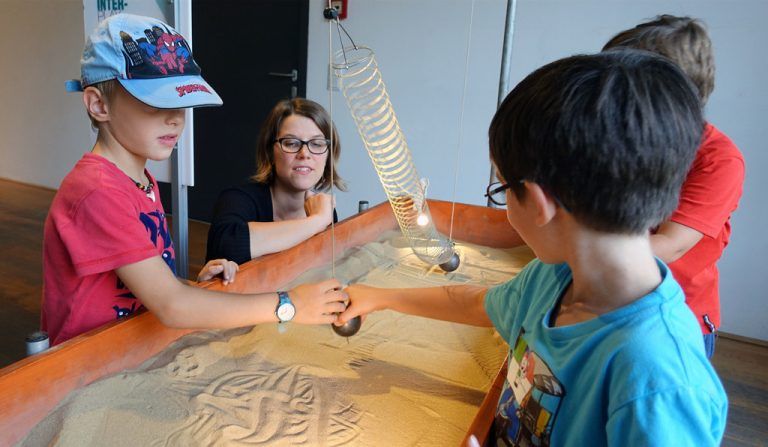 inatura DornbirnDie inatura ist ein beliebter Treffpunkt für Jung und Alt. Die aktuelle Sonderausstellung „Wirkungswechsel“ begibt sich noch bis 7. Jänner 2017 auf die Suche nach vielfältigen Wirkungswechseln in Wissenschaft und Alltag.