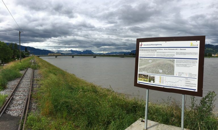 Informationen zu Rhesi gibt es auch am Ufer des Rheins. Fallen bald Entscheidungen? Foto: franc