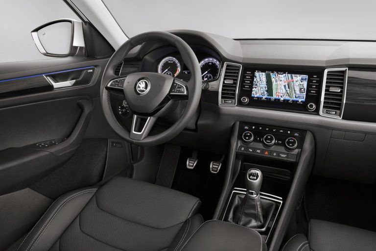 Innen: Viel Platz und großer 8-Zoll-Touchscreen.