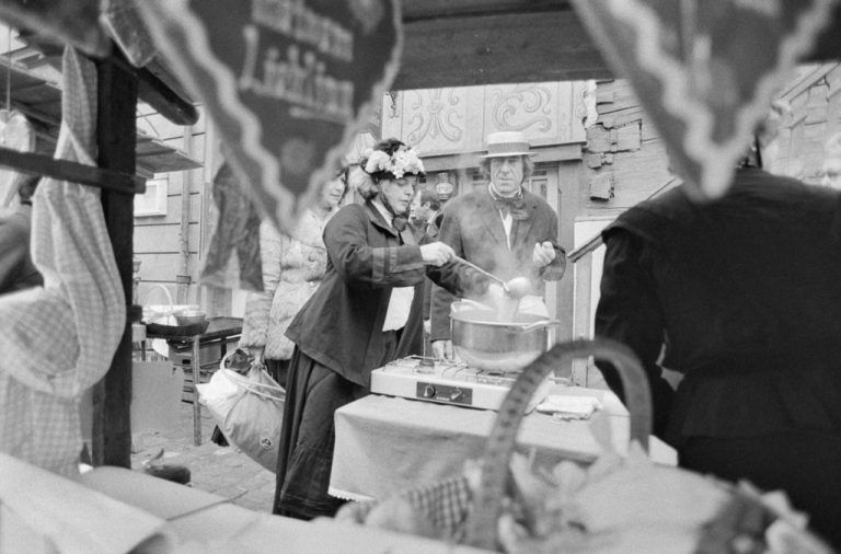 Die „Lüt im alto Häß“ kommen seit Jahrzehnten Anfang November auf den Marktplatz zum Martinimarkt.Vorarlberger Landesbibliothek