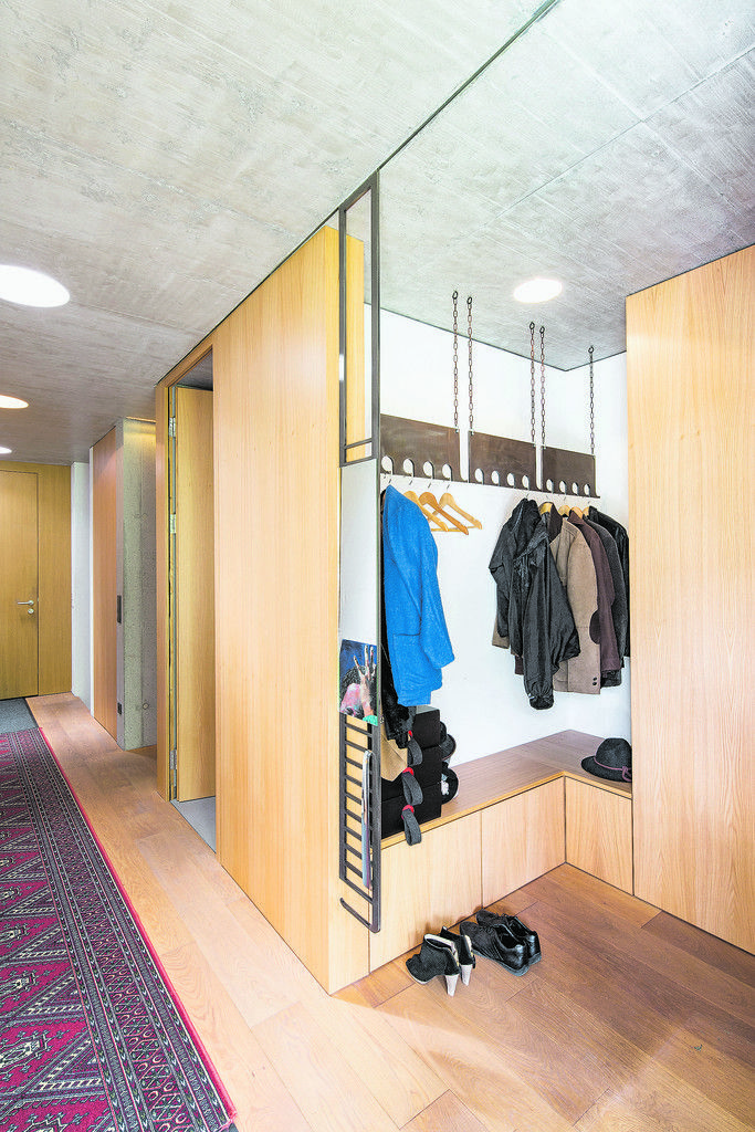 Interne Trennelemente sind aus Holz und mittels Metallschienen in die Decke eingelassen. Das Licht kommt meist von oben durch in die Decke hineingeschnittene runde Lichtlöcher für natürliches wie künstliches Licht.