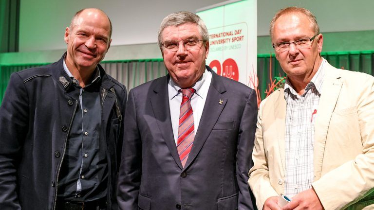 IOC-Präsident Thomas Bach flankiert von VN-Kolumnist Marc Girardelli und VN-Redakteur Klaus Hämmerle.