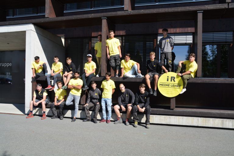 i+R 17 neue Lehrlinge haben beim Lauteracher Bauunternehmen ihre Ausbildung begonnen: neun bei i+R Bau, zwei bei i+R Fensterbau und sechs bei i+R Holzbau. Die Lehrberufe reichen von Maurer und Tiefbauer über Tischler und Tischlereitechniker bis hin zum Zimmerer. Insgesamt bilden die zur i+R-Gruppe gehörenden Unternehmen mehr als 70 Lehrlinge aus.