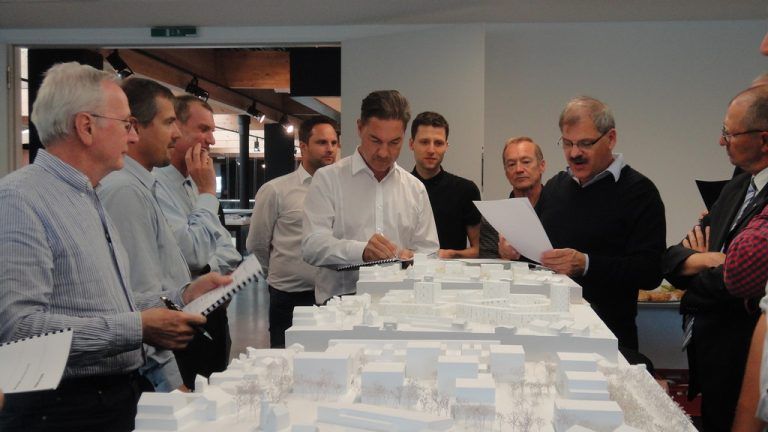 i+R-Dietrich-GF Alexander Stuchly (M.) mit Juryvorsitzendem Werner Binotto, OB Gerhard Ecker (r.) sowie Jurymitgliedern. Foto: I+R