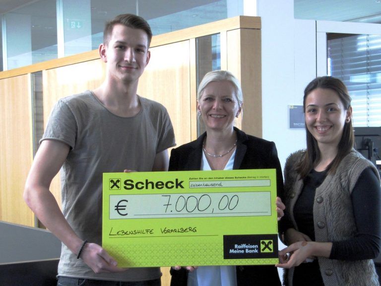 i+R Soziales Engagement zeigten die Lehrlinge der i+R Gruppe: Bei der von ihnen organisierten Weihnachtsfeier nahmen sie bei einer Spendenaktion 3500 Euro ein. Die Summe wurde von den Eigentümer verdoppelt und der Lebenshilfe übergeben.