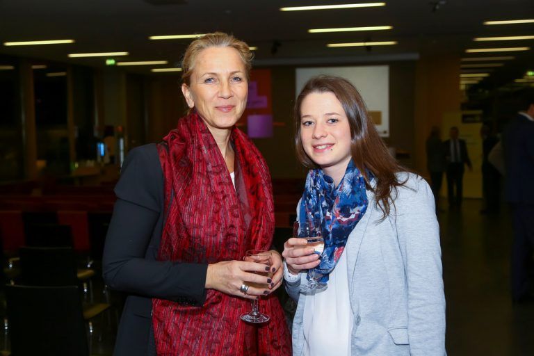 ISK-Mitarbeiterinnen Sylvia Schulze (li.) und Corina Zotter.
