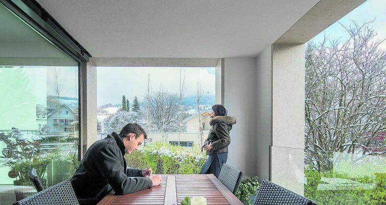 Jede der 22 Wohnungen hat eine Loggia, die nach innen raumhoch verglast ist. Im Erdgeschoß gibt es kleine Eigengärten, Bewohnerinnen und Bewohner der Penthäuser können sich über große Terrassen freuen.
