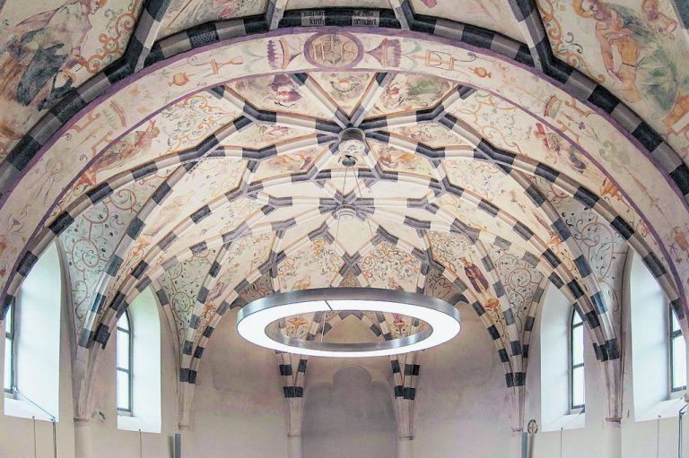 Jeder der 13 Seminarräume ist anders. Der schönste ist aber unzweifelhaft jener, der in der ehemaligen Schlosskapelle mit seinem bemalten spätgotischen Kreuzrippengewölbe eingerichtet ist.