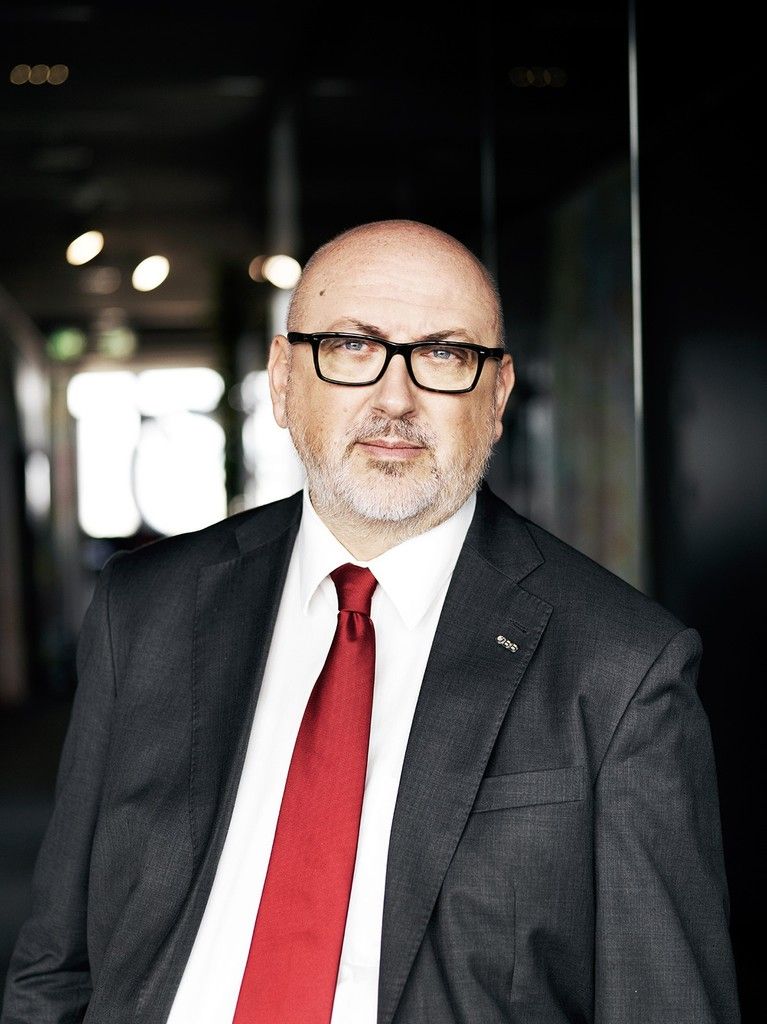 Jeder, der mit der Bahn unterwegs ist leistet, einen aktiven Beitrag zum Klimaschutz. Gerade die Vorarlberger(innen) sind dabei ein Vorbild, denn die Fahrgastzahlen haben sich in den letzten 10 Jahren mehr als verdoppelt. Damit das Bahnfahren noch attraktiver wird, investieren wir in den kommenden Jahren rund 355 Millionen Euro in Vorarlbergs Bahninfrastruktur. Barrierefreie Bahnhöfe, leistungsfähige Güterterminals und der Ausbau der Digitalisierung sind die klaren Ziele, um die Bahn der Zukunft noch besser zu machen.
              Andreas Matthä,Vorstandsvorsitzender ÖBB Holding AG