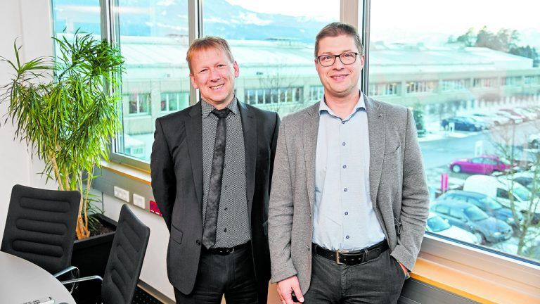 Jobs mit Profil. Der Aluminiumspezialist bietet Arbeitsplätze mit Profil. Individualität ist gefragt, ohne dabei den Blick auf das große Ganze zu verlieren. Von Beginn an werden die Mitarbeiter in die Produktionsprozesse eingebunden und lernen so Verantwortungsbewusstsein.