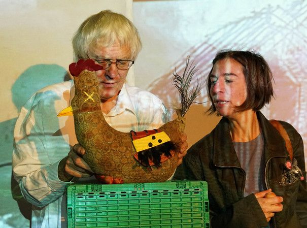 Johannes Rausch und Birgit Unger mit Figuren von Evelyne Fricker in „Machtnix oder Der Lauf, den die Welt nahm“ von Barbara Frischmuth. Theater der Figur/Gubler