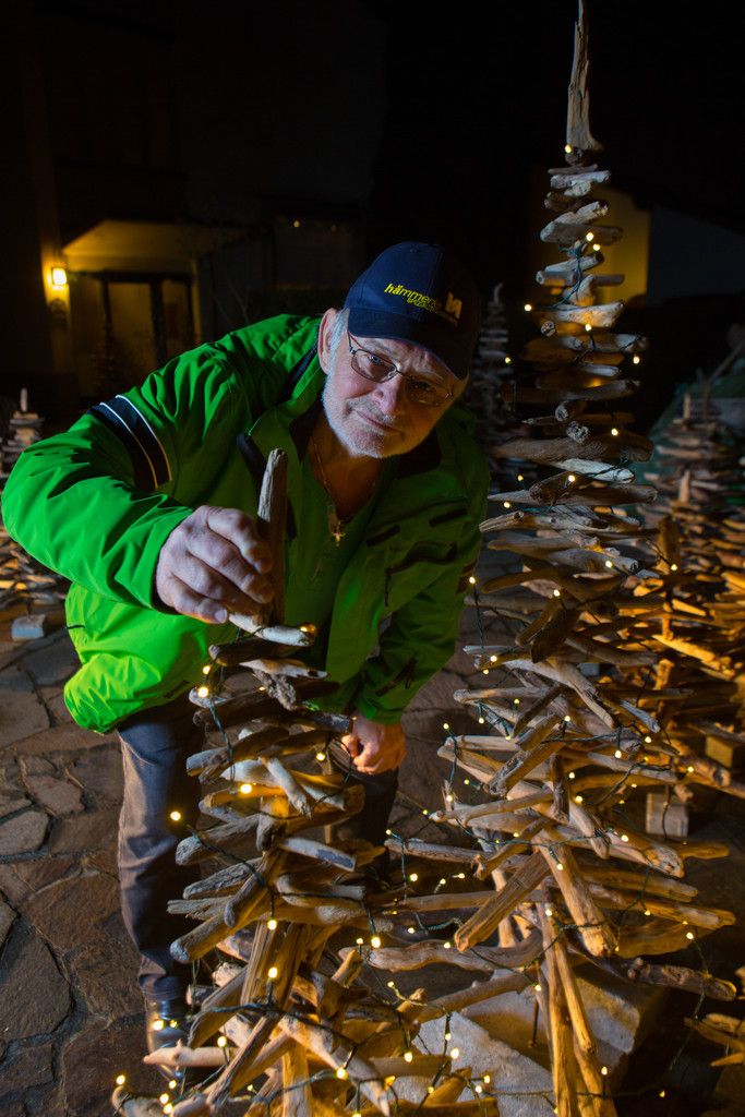 Josef Hämmerle mit einem seiner Christbäume, die er aus Schwemmholz vom Bodensee zusammenbaut. Foto: VN/Hartinger