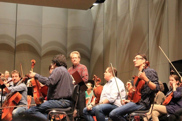 Jubiläum. Das SOV hat im vorletzten Jahr sein 30-jähriges Jubiläum gefeiert. Es hat 120 MusikerInnen und über 1900 Abonnenten. Federführend für die Gründung und den Aufbau des Orchesters war der Dirigent Christoph Eberle, seit 2005 ist Gérard Korsten Chefdirigent und zeichnet für die stete qualitative Weiterentwicklung des Klangkörpers verantwortlich. Es spielt im Wiener Musikverein, im Konzerthaus und auf Tourneen in Spanien oder Italien. Bedeutende InterpretInnen wie Heinrich Schiff, Julia Fischer oder Thomas Quasthoff waren bereits zu Gast.