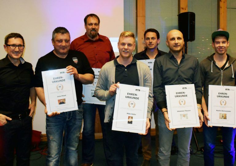 Jubilare  Bei Müller Wohnbau wurden im firmeneigenen „Murerstüble“ Mitarbeiter geehrt. Geschäftsführer Gerhard Müller bedankte sich bei Ivica Pesut (Facharbeiter Maurer) für 30-jährige Firmentreue. GU Bauleiter Stefan Galler und Polier Mike Hofer wurden für das zehnjährige Firmenjubiläum geehrt. Fünf Jahre bei Müller Wohnbau sind Martin Steinwender (Maurer), Johannes Theurer (GU Bauleiter) und Eckart Kern (Abteilungsleiter Planung). Müller