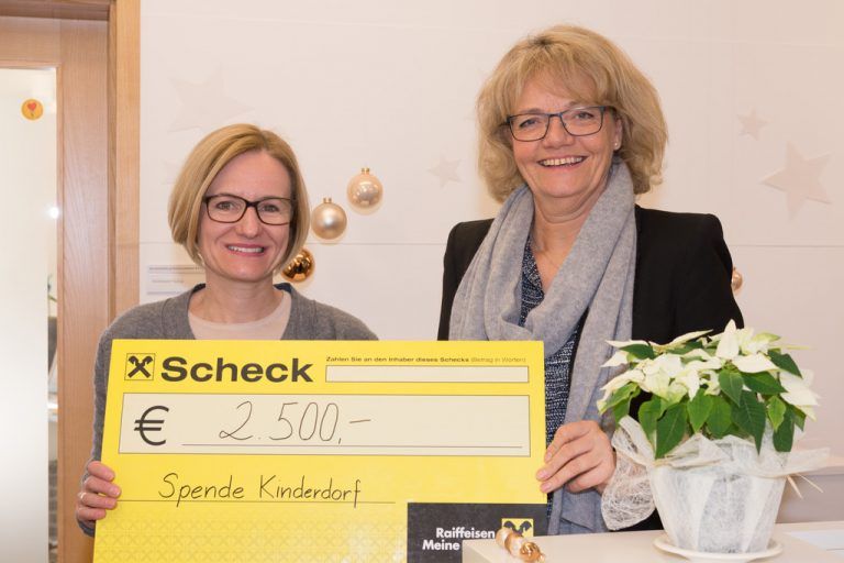 Julia Brunner-Böhler, Fa. Böhler Steuerungen, und Sylvia Steinhauser bei der Scheckübergabe im Vorarlberger Kinderdorf. VKD