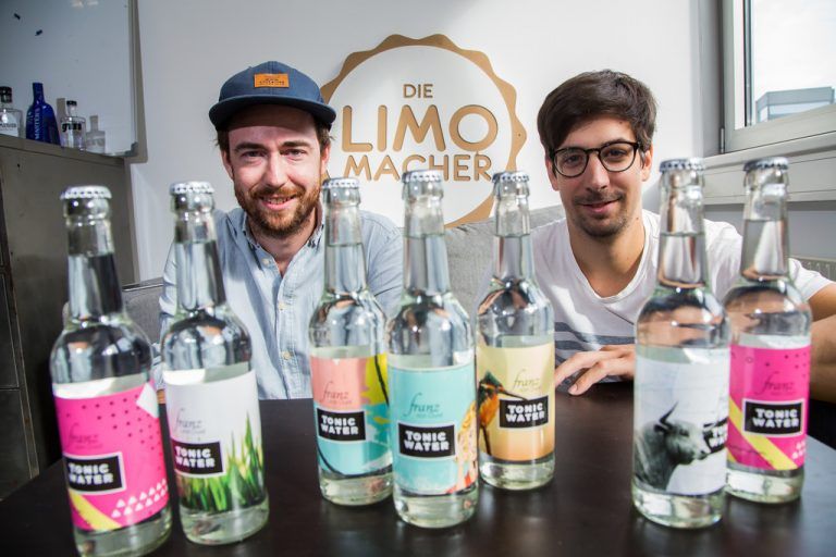 Julian Egle (l.) und Alexander Thurnher haben mit Franz von Durst eine eigene Tonic-Marke kreiert. VN/Steurer