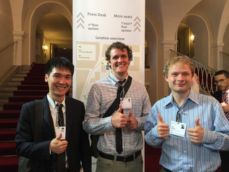 Junnan, Carter und Cary (v. l.) aus den USA gehören zu den Auserwählten, die in Lindau Nobelpreisträger treffen dürfen. Foto: VN/hk