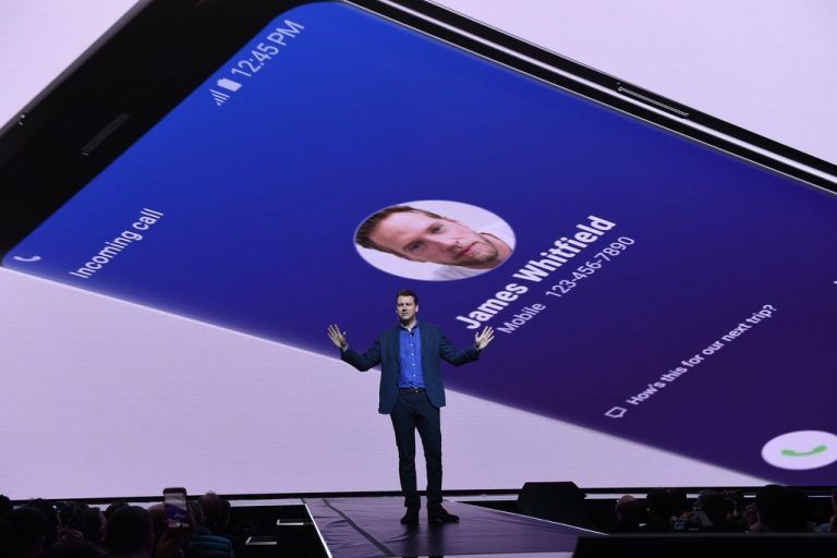 Justin Denison, bei Samsung für die Produktstrategie verantwortlich, präsentierte das neue Galaxy S8 mit neuem Großbildschirm. Foto: AFP