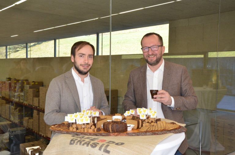 Kaffee trifft Käse: Florian Amann und Stefan Fessler entwickelten den neuen Kaffee-Käse. Foto: ger
