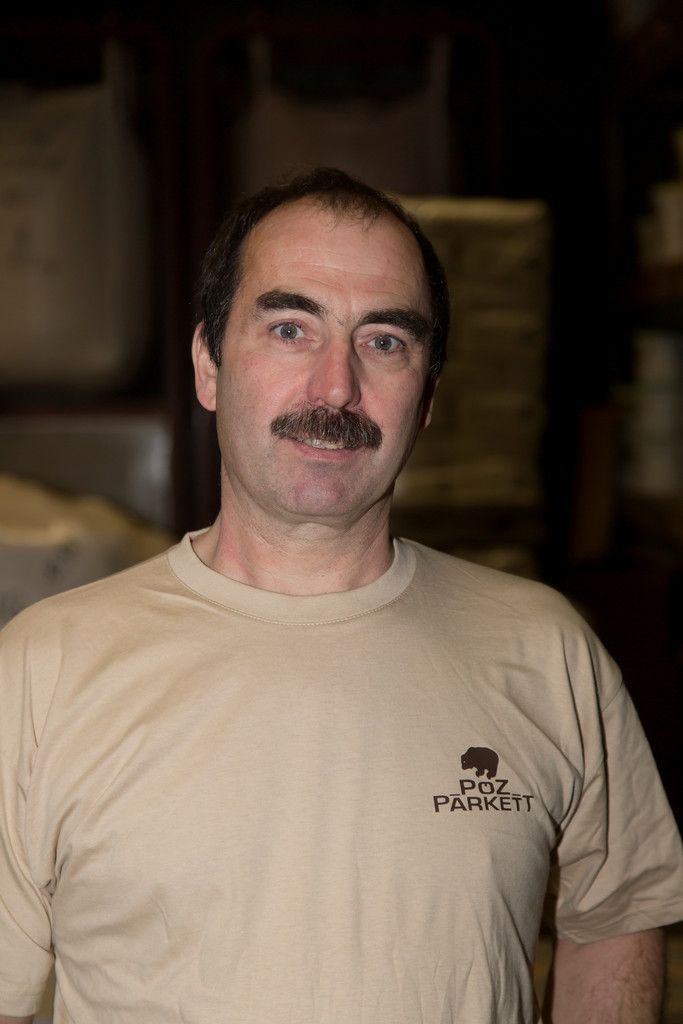 Karl Heinz Sutter,
Chef-Bodenleger Seit 2005 bin ich hier und verlege Böden. Ich mag den Holzduft, mag es, wenn man am Abend das Ergebnis sieht und die Kunden sich freuen.