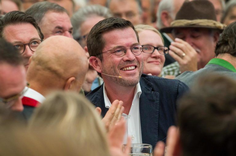 Karl-Theodor zu Guttenberg ist ein ausgewiesener Wirtschafts- und Digitalisierungsexperte und gilt als ausgezeichneter Redner. DPA