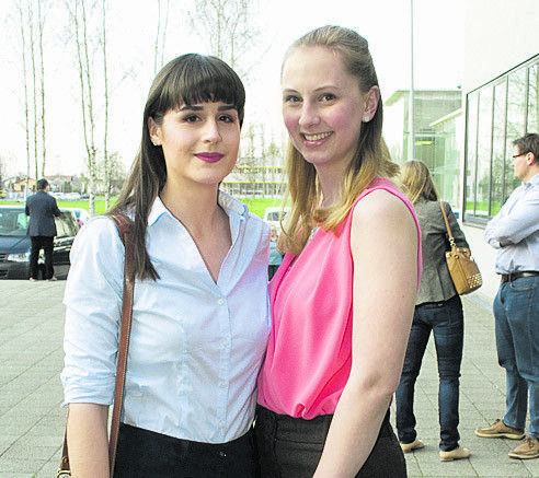 Karolina Duelli (l.) und Michelle Gohm (HAK-FK).