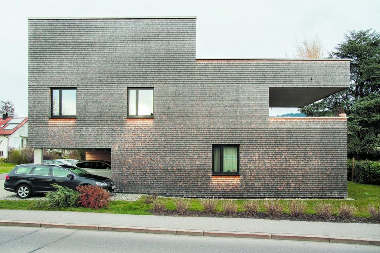 Keine glatte Fassade, sondern haptisch und wohlproportioniert, mit vier verschiedenen Ansichten.