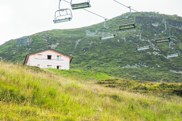 Keine unberührte Landschaft Sessellift, Bahnstationen und Wege zum Betrieb derselben prägen die Landschaft rund um die Alphütte als Infrastruktur für den Wintertourismus.