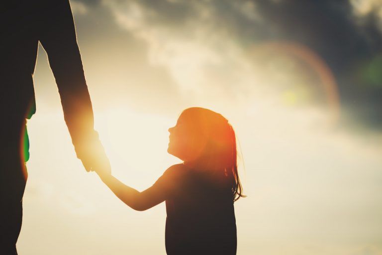 Kinder in die Welt zu begleiten, gelingt hauptsächlich mit liebevollem Umgang.FOTOLIA