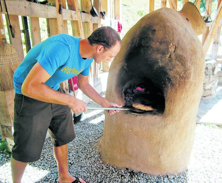 Klangvolle Erlebnisse mit den Seilbahnen Sonntag Stein im Großen WalsertalDie Seilbahnen Sonntag Stein bringen Wanderer und Naturfreunde in eine einzigartige Bergwelt. Im Klangraum Stein geht man auf einem Themenweg den Klängen der Natur bei einer Wanderung zur Echowand auf den Grund. Dort erwartet die Wanderer ein überdachter Grillplatz mit echtem Lehmofen, die hausgemachte Calzone dazu gibt es in der Talstation. Wenige Schritte entfernt vom Grillplatz wurde ein neuer Spielplatz mit Wasserspielen und einer besonderen Höhle in einem alten Kalkofen angelegt