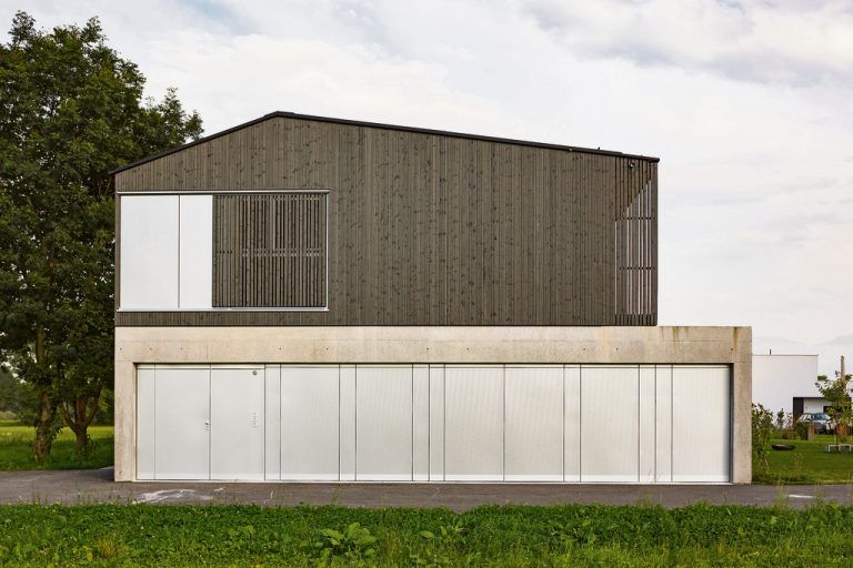 Klare Linien auch straßenseitig. Erschlossen wird das Gebäude über eine schmale Zufahrtsstraße. Die Garage wird geteilt.