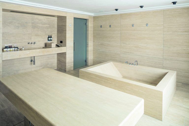 Klassisches Vorbild: Antike Thermalbäder dienten als Inspirationsquelle für die Planung des Spa-Bereichs. Als Material kam vor allem Salzburger Kalkstein zum Einsatz.