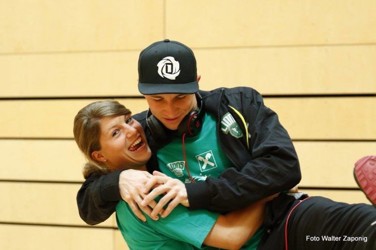 Klaudia Kreuter mit Dominik Jussel, dem Kapitän der Lions. Kreuter
