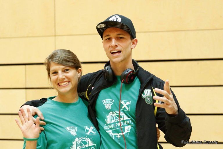 Klaudia Kreuter mit Dominik Jussel, dem Kapitän der Lions. Kreuter