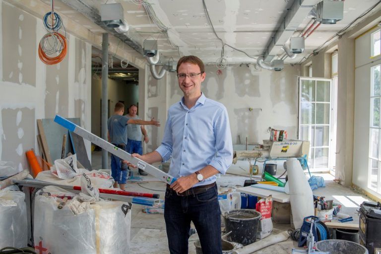 Klaus Gasser auf der Baustelle im ehemaligen Sanatorium Mehrerau. Mittels Bausteinaktion soll das Hospiz bald fertig sein.Foto: vn/paulitsch