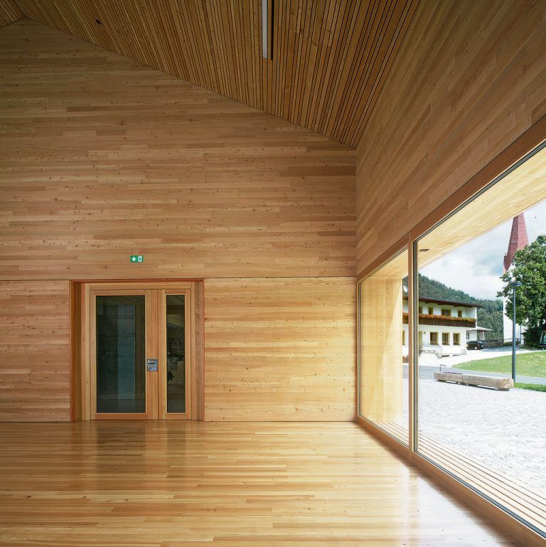 Komplett mittig zwischen Saal und Gaststube liegt das Foyer, das sich hinten durch ein riesiges Fenster, vorn durch eine komplett verglaste Türe nach außen öffnet.