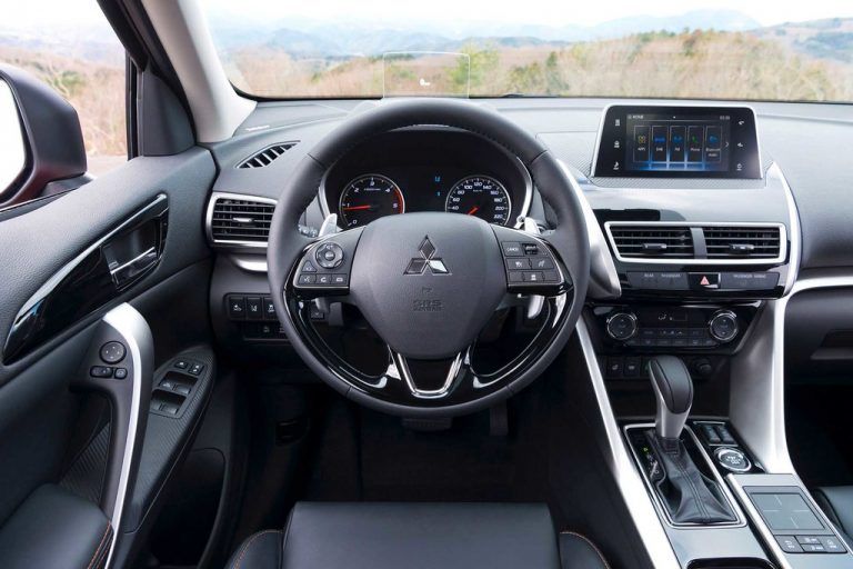 Konventionelle Cockpit-Einrichtung, gar-niert mit Touchscreen und Touchpad.