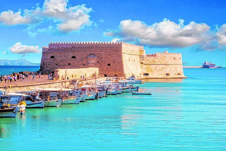 Kretas Hauptstadt Heraklion liegt direkt am Meer und hat auch kulturell einiges zu bieten.