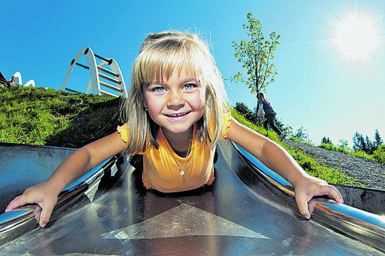 Kristberg – der Genießerberg im Montafon mit einem sagenhaften Panoramablick Einen erlebnisreichen Tag verspricht ein Ausflug mit der Montafoner Kristbergbahn Silbertal. Für einen optimalen Start in den Tag wird täglich ein Montafoner Bergfrühstück angeboten. Gut gestärkt, bietet sich eine Vielfalt an Möglichkeiten: kinderwagentaugliche Rundwanderwege, Mountainbike- und E-Biketouren, ein Besuch in der Waldschule, eine Knappenführung in der St.-Agatha-Kapelle oder ein wahres Bergerlebnis rund um den Silberpfad. „Silbi“ begrüßt alle Kinder in der großen Silberspielwelt.