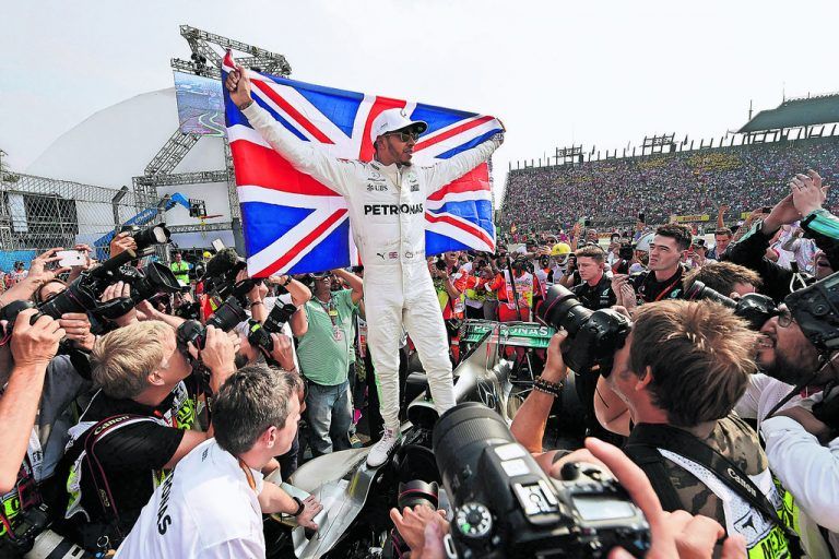 Krönung Nummer vier. Lewis Hamilton profitierte nach einer Startkollision mit Sebastian Vettel und fuhr auf einem neunten Platz zum WM-Titel.Reuters