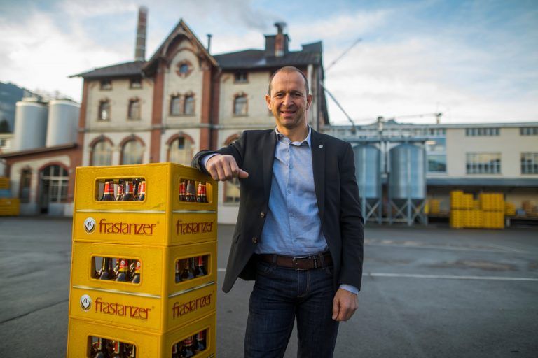 Kurt Michelini vor dem alten Sudhaus. Das neue wird in das alte Gebäude integriert. Das kostet zwar deutlich mehr als ein Neubau, aber es sei ein wesentliches Unterscheidungsmerkmal. Fotos: VN/Paulitsch