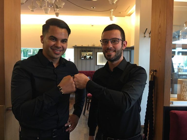 L&H Gastronomie In den zwei Lokalen am Lustenauer Kirchplatz – Pizzeria Piazza Azzurra und Restaurant Schmugglar – verstärkt Rodrigo Hofer die Service-Teams. Er macht die Lehre zum Restaurantkaufmann. Zur Seite steht ihm dabei Ausbildner Sandro Wölf.