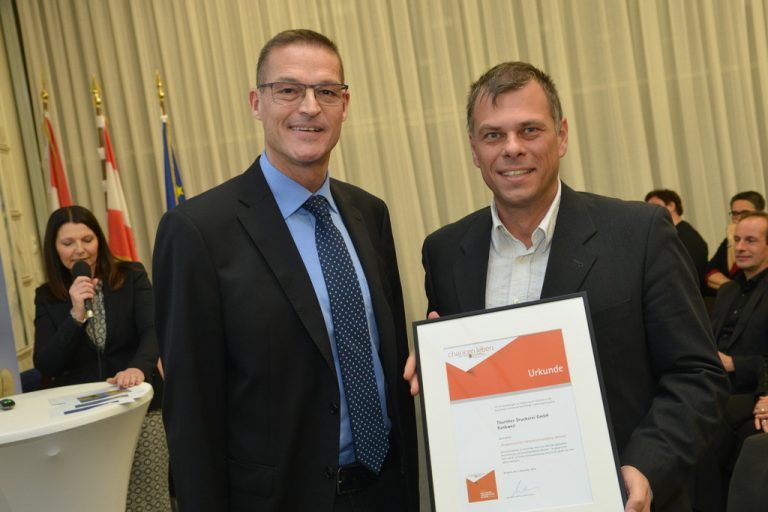 Landesrat Christian Bernhard überreichte Johannes Thurnher die Auszeichnung „Inklusionsfreundlicher Betrieb“. Foto: Land
