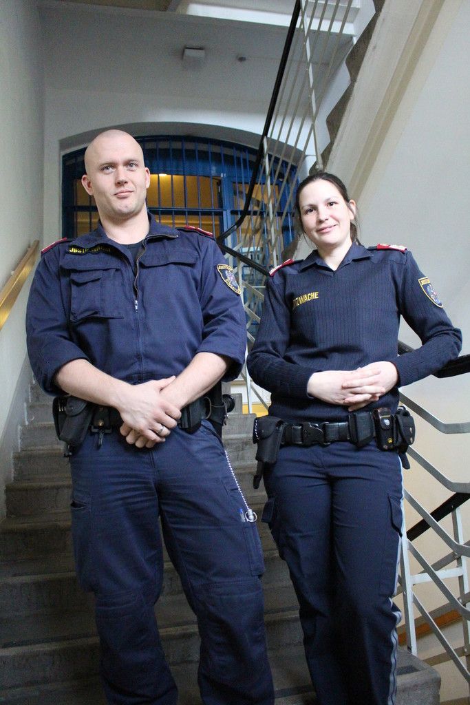 Lange Erfahrung mit Häftlingen im Gefängnis: Die Justizwachebeamten Bernhard Elsner und Ines Amann.VN/gs