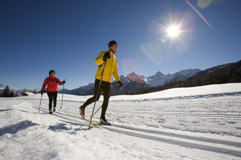 Langlaufen auf der RonaIm Rahmen der Jugend-Olympiade wurden die Loipen am Hochplateau Tschengla neu angelegt. Neben der sportlichen Herausforderung locken auch die tollen Aussichten.